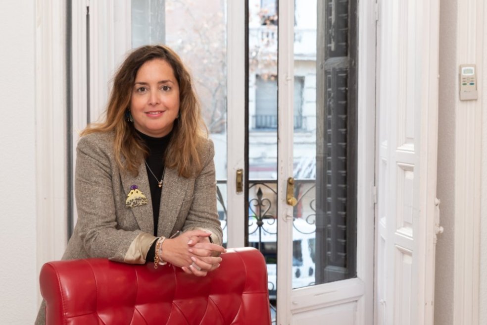 Irene Calleja Psicóloga mujer apoyada en una silla