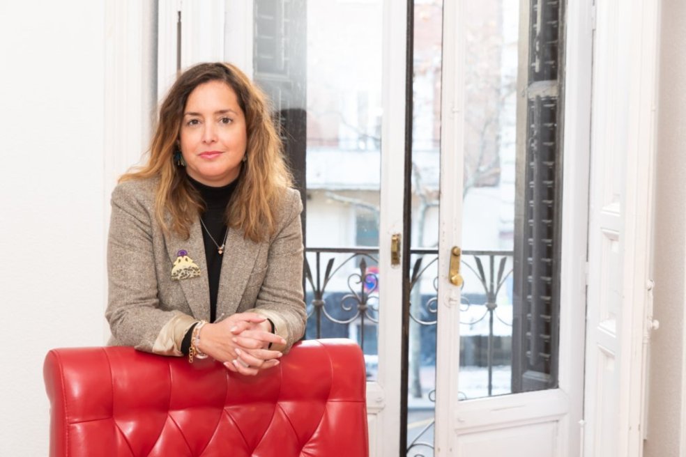 Irene Calleja Psicóloga mujer apoyada en una silla