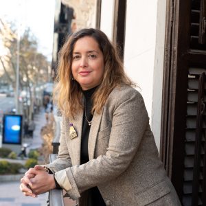 Irene Calleja Psicóloga mujer apoyada en una barandilla